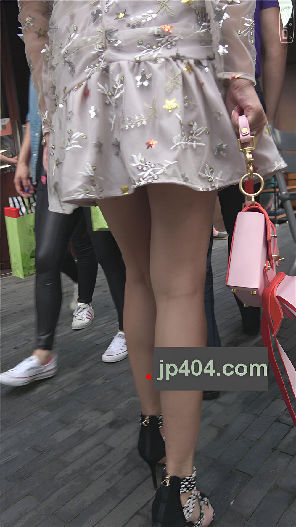 连衣裙小姐姐[528M/MP4]