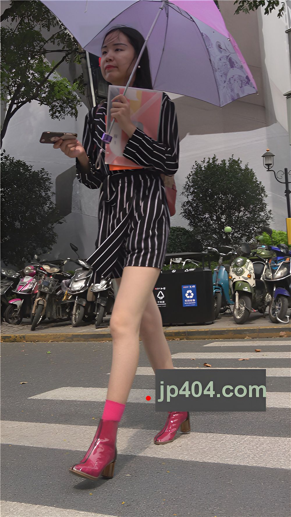 怕晒黑的白腿红鞋小姐姐[1.23G/MP4]