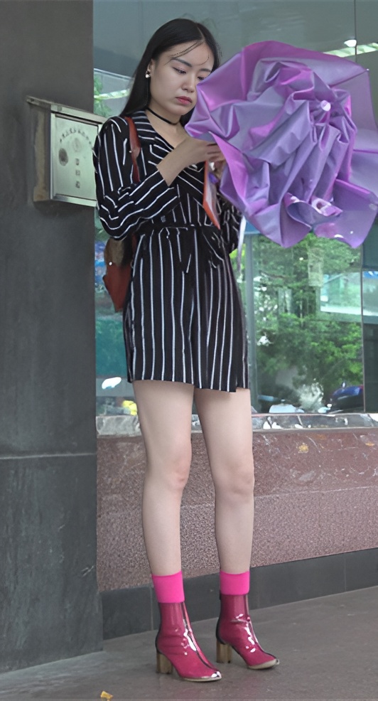 怕晒黑的白腿红鞋小姐姐[1.23G/MP4]