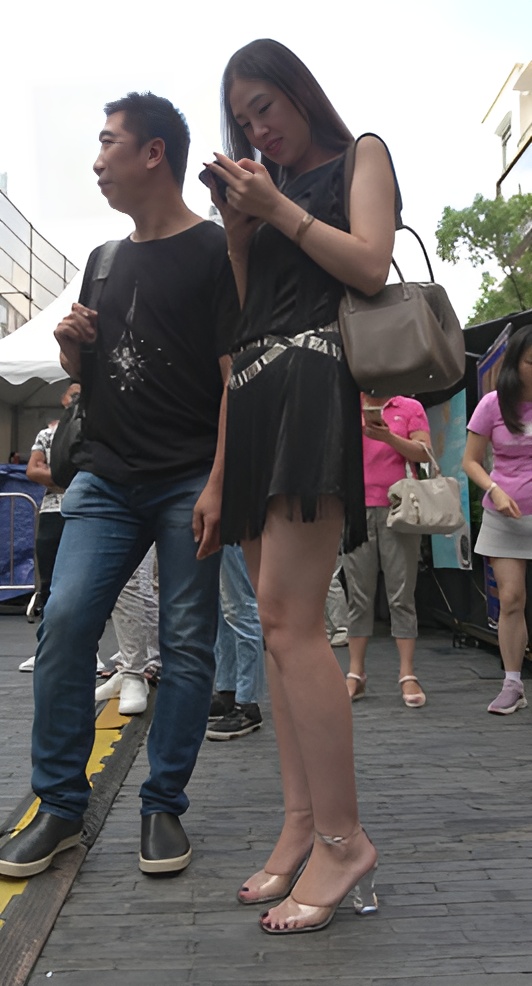 漂亮的白嫩美腿长发美女[1.32G/MP4]