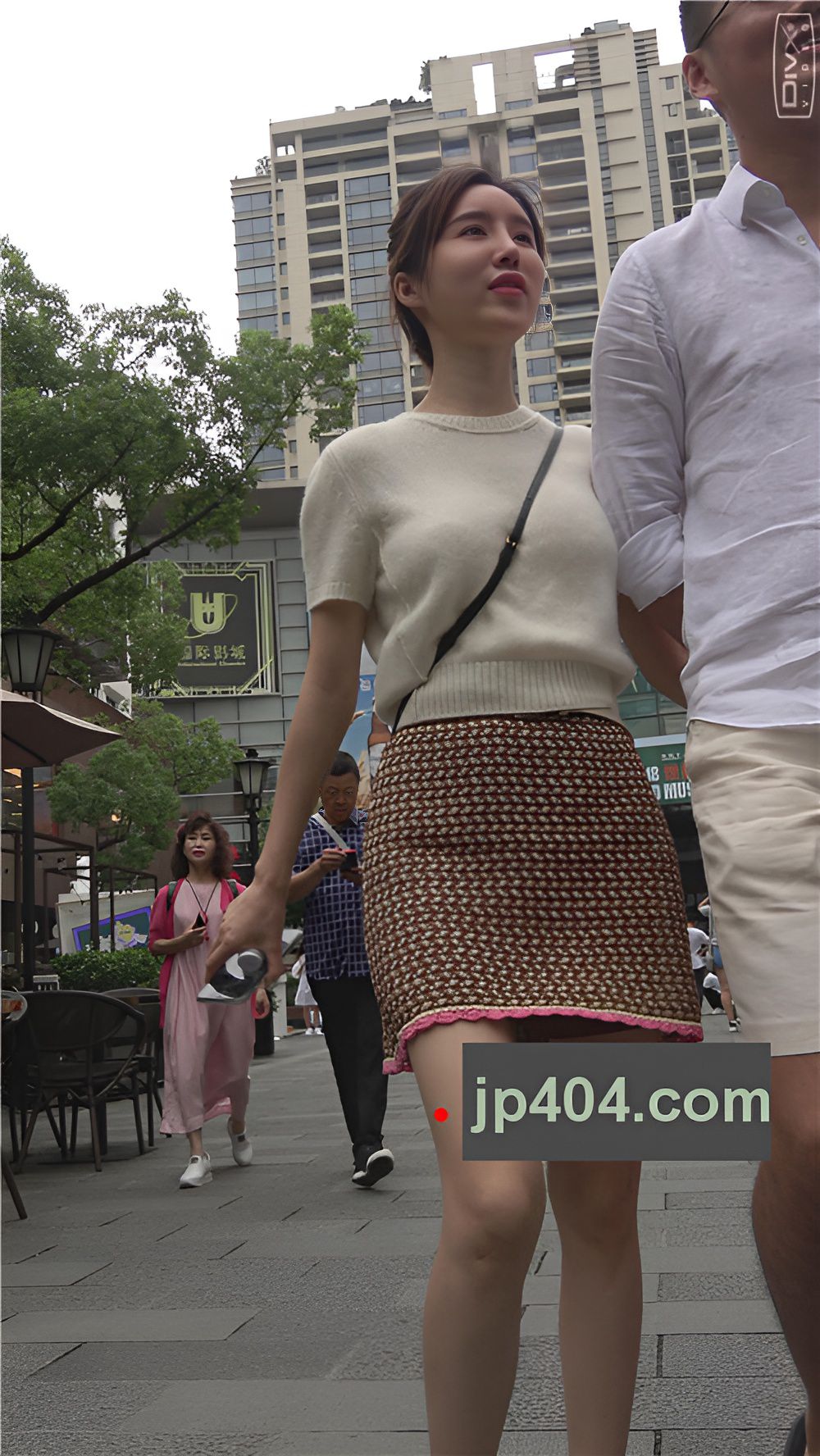 瘦瘦的漂亮小美女[1.55G/MP4]