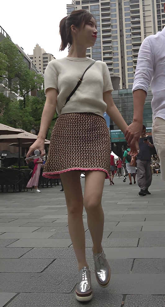 瘦瘦的漂亮小美女[1.55G/MP4]