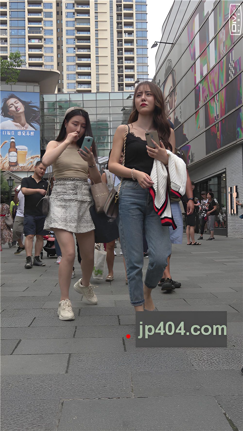 和闺蜜一起逛街的小美女[1.46G/MP4]