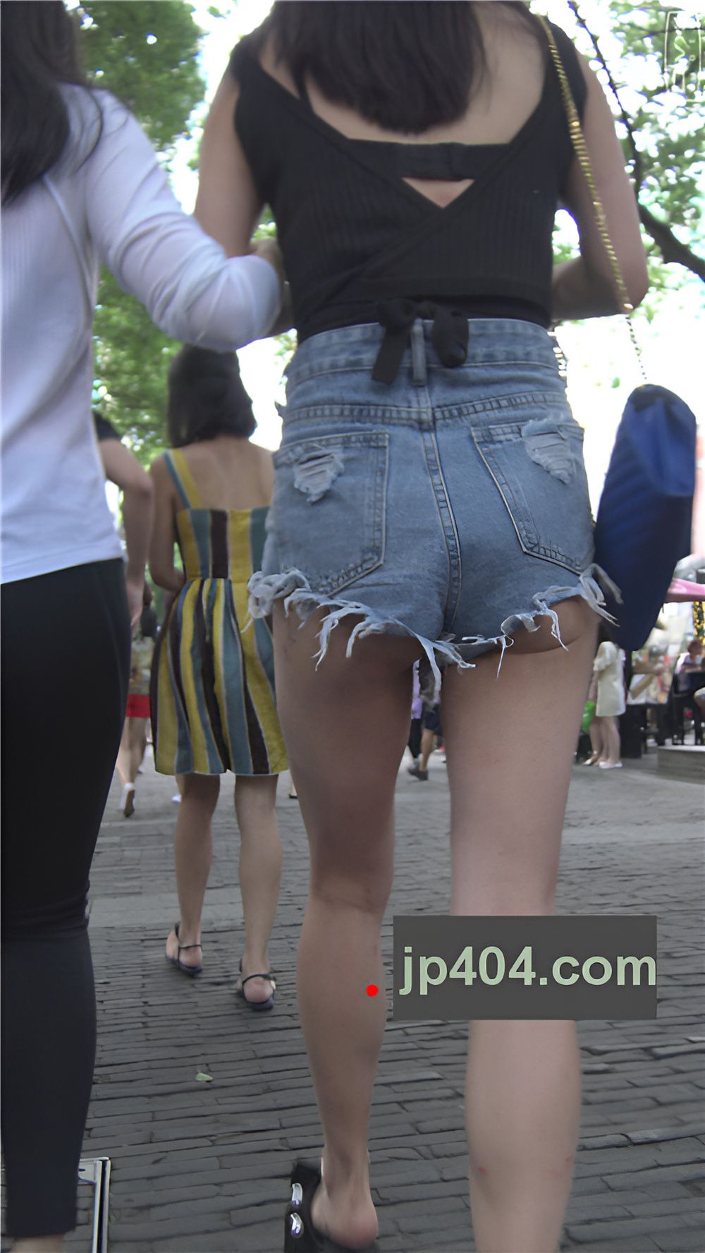 高腰热裤月牙美女[1.12G/MP4]