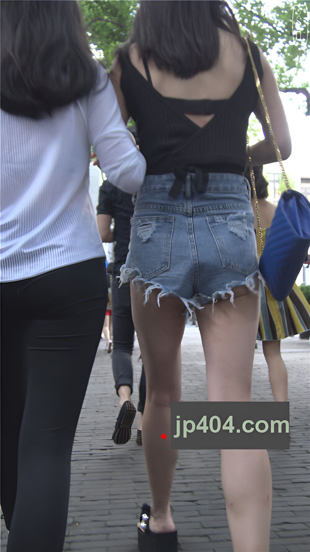 高腰热裤月牙美女[1.12G/MP4]