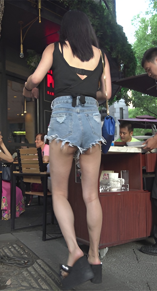 高腰热裤月牙美女[1.12G/MP4]