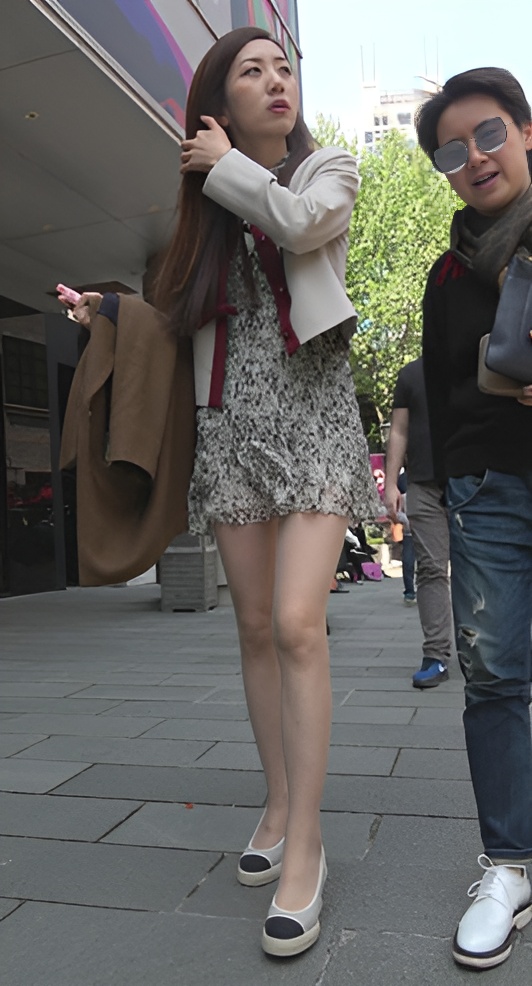 漂亮的灰色连衣裙小姐姐[1.42G/MP4]