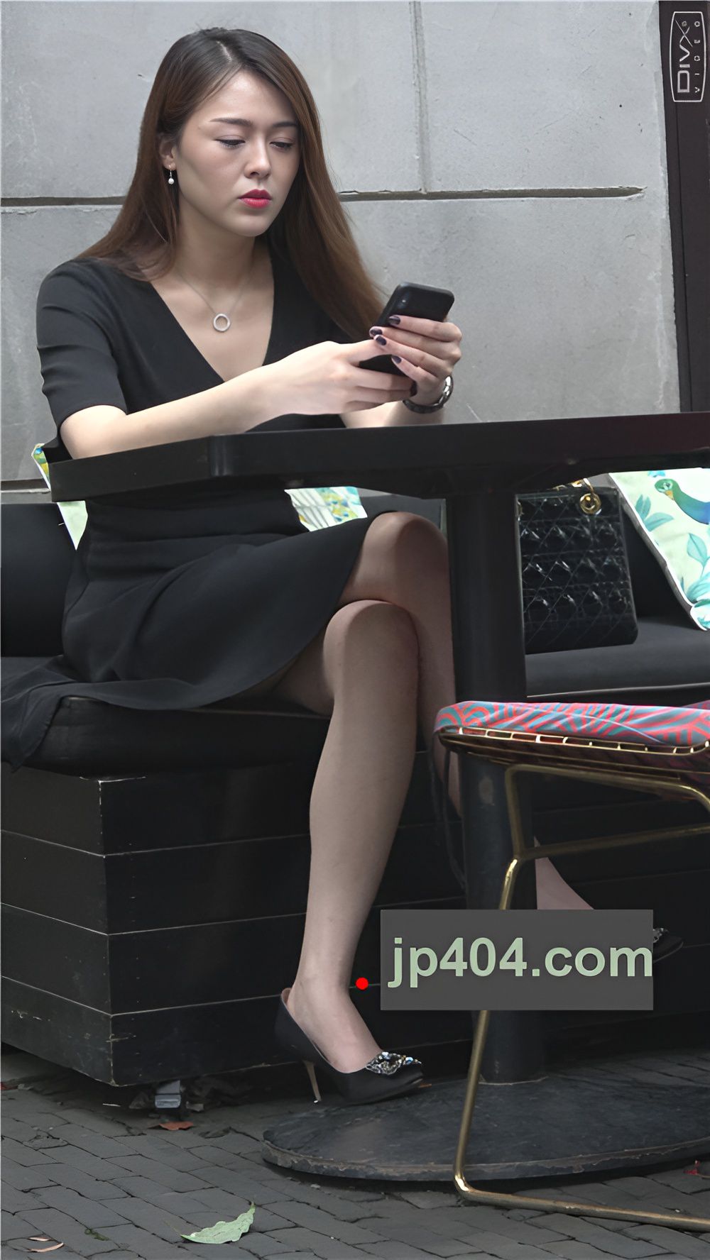 漂亮的黑色连衣裙美女[999M/MP4]