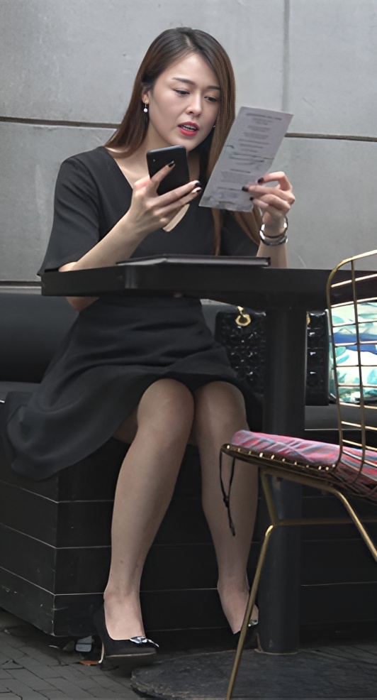 漂亮的黑色连衣裙美女[999M/MP4]