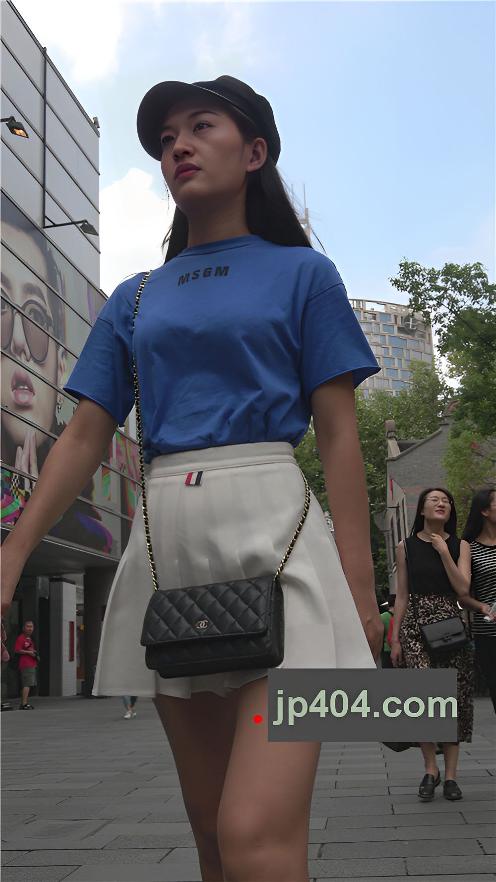 漂亮的白色短裙小姐姐[1.41G/MP4]