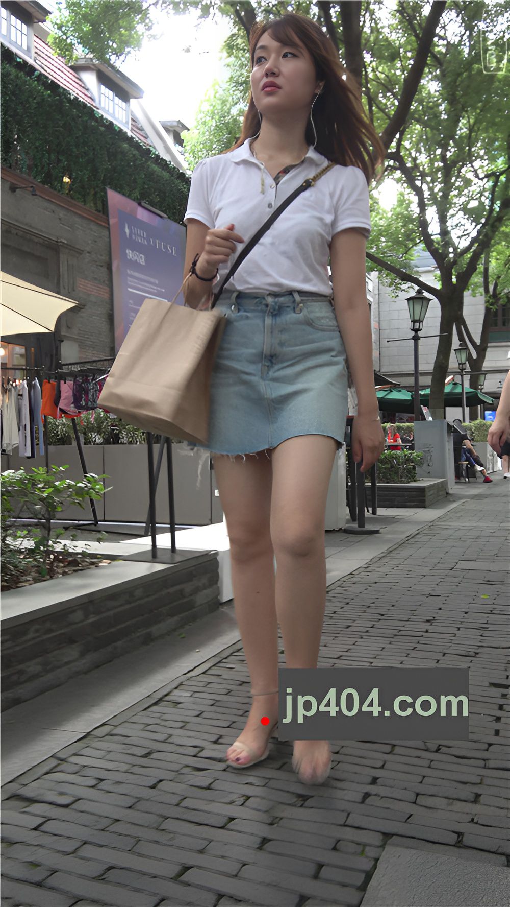 听歌的牛仔裙小姐姐[1.24G/MP4]]