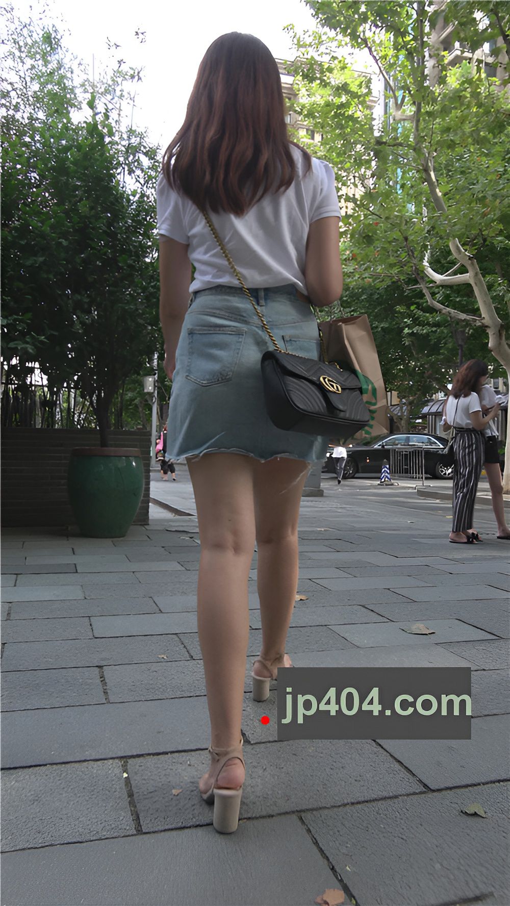 听歌的牛仔裙小姐姐[1.24G/MP4]]