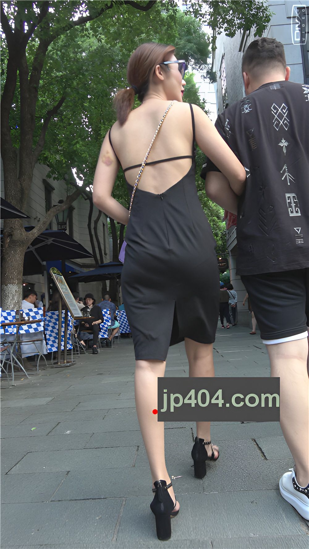 黑色连体吊带包臀开叉裙美女[1.32G/MP4]