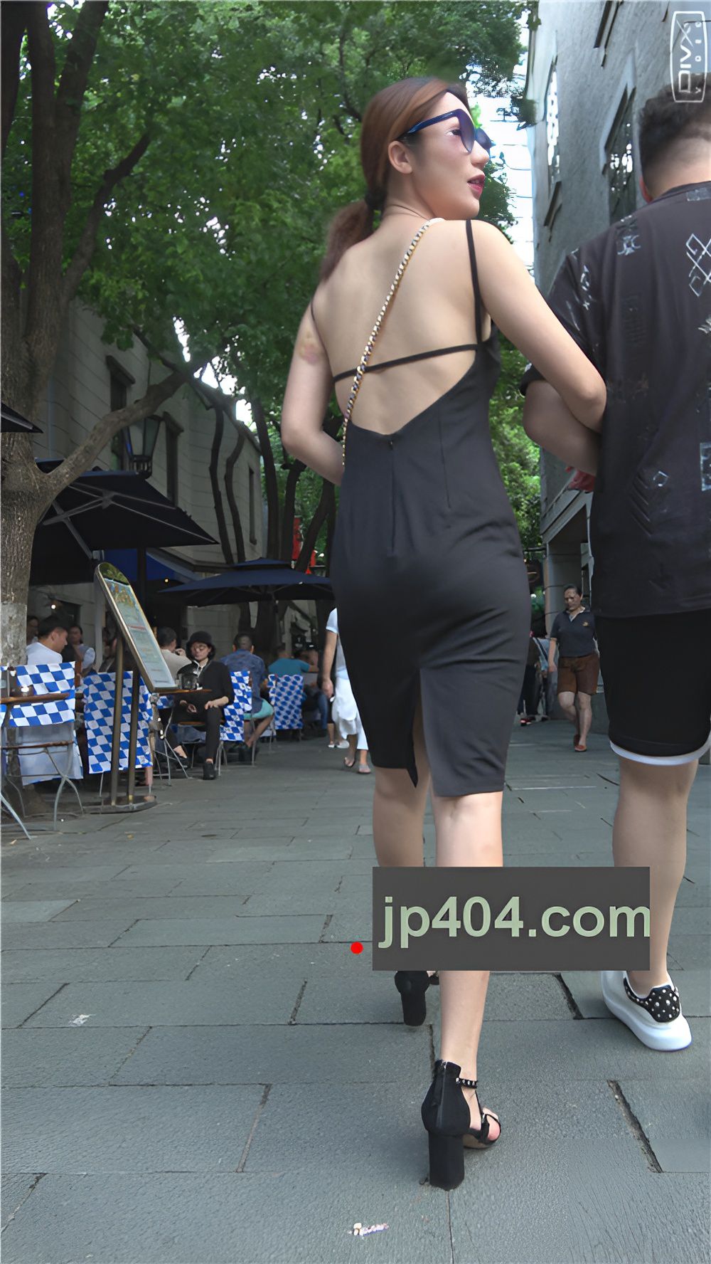 黑色连体吊带包臀开叉裙美女[1.32G/MP4]