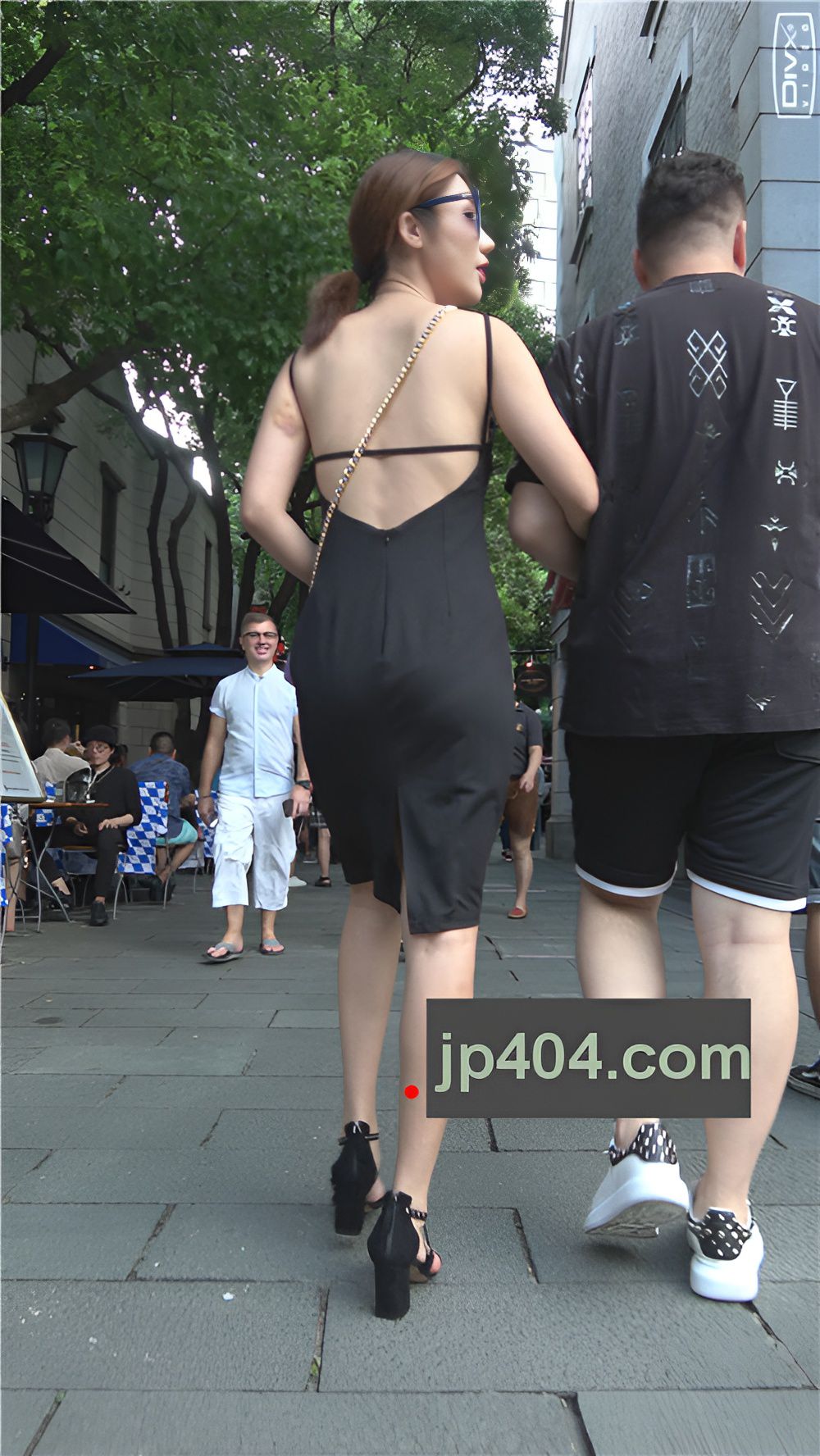 黑色连体吊带包臀开叉裙美女[1.32G/MP4]