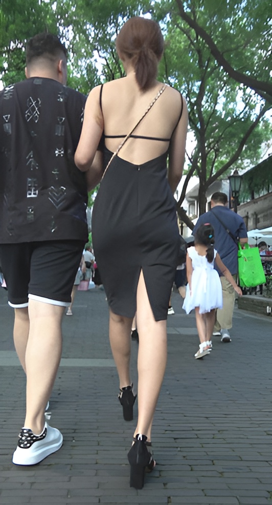 黑色连体吊带包臀开叉裙美女[1.32G/MP4]