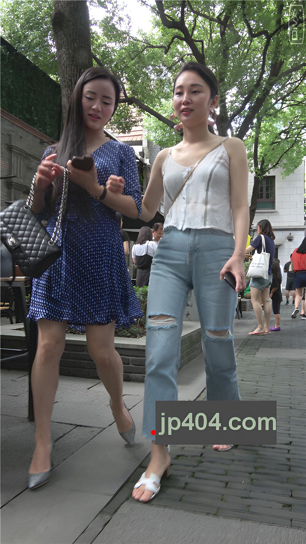 逛街的两个漂亮小美女[2.04G/MP4]