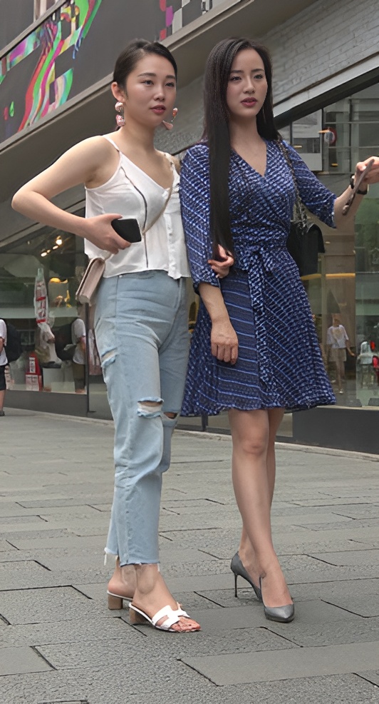 逛街的两个漂亮小美女[2.04G/MP4]