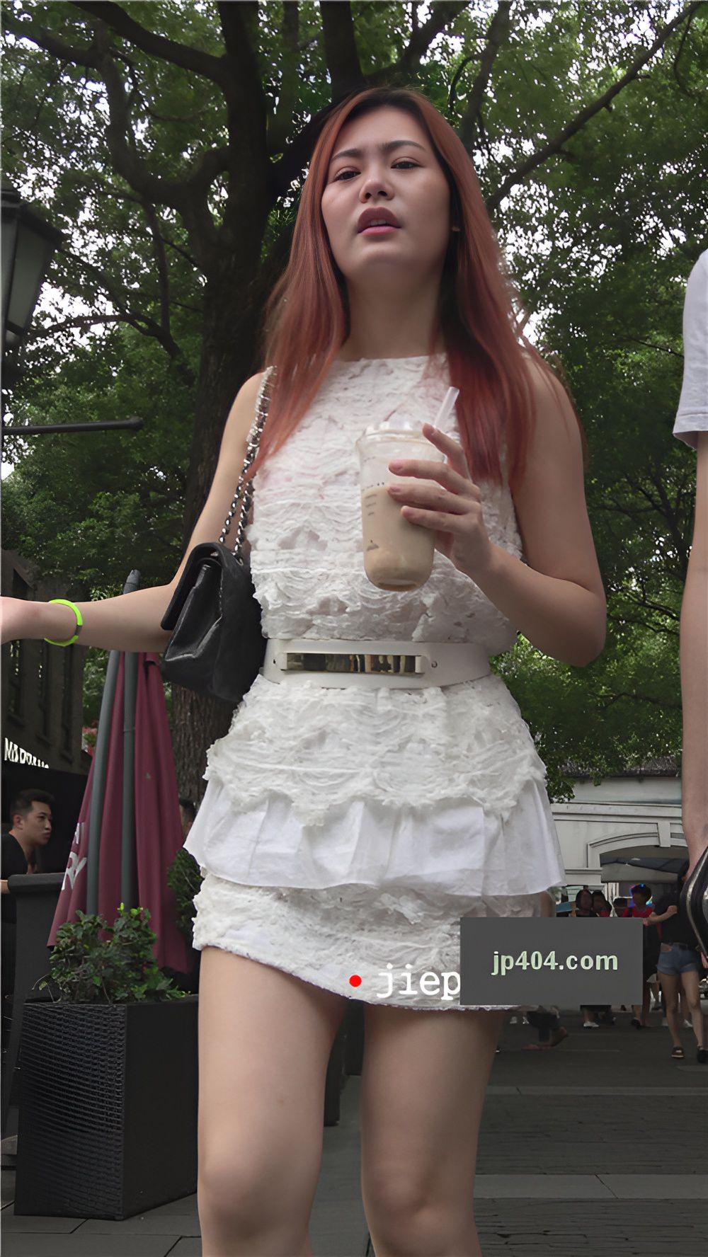 喝着奶茶的白色连体裙美女[1.12G/MP4]