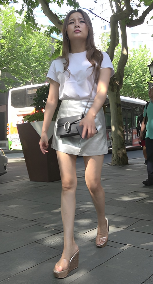 银色皮裙裸腿小姐姐[1.55G/MP4]