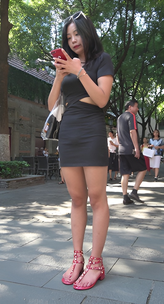 漂亮的连体黑色包臀裙美女[1.66G/MP4]