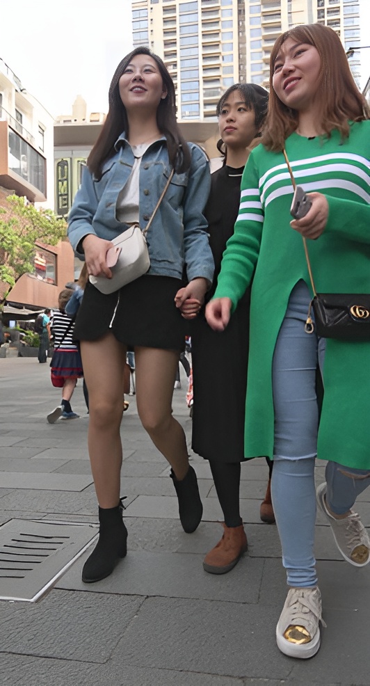 和闺蜜一起逛街的单眼皮小姐姐[1.54G/MP4]