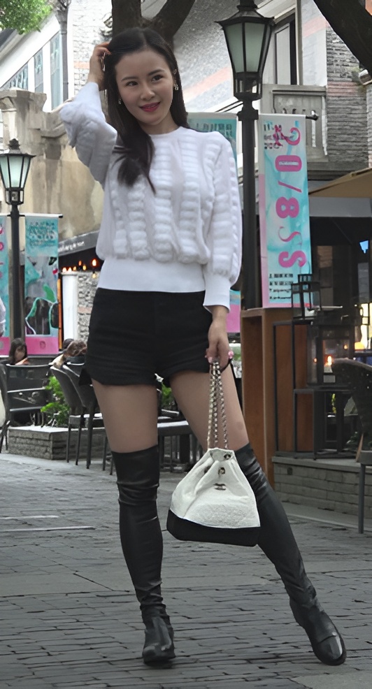 漂亮的高靴黑热裤美女[1.15G/MP4]