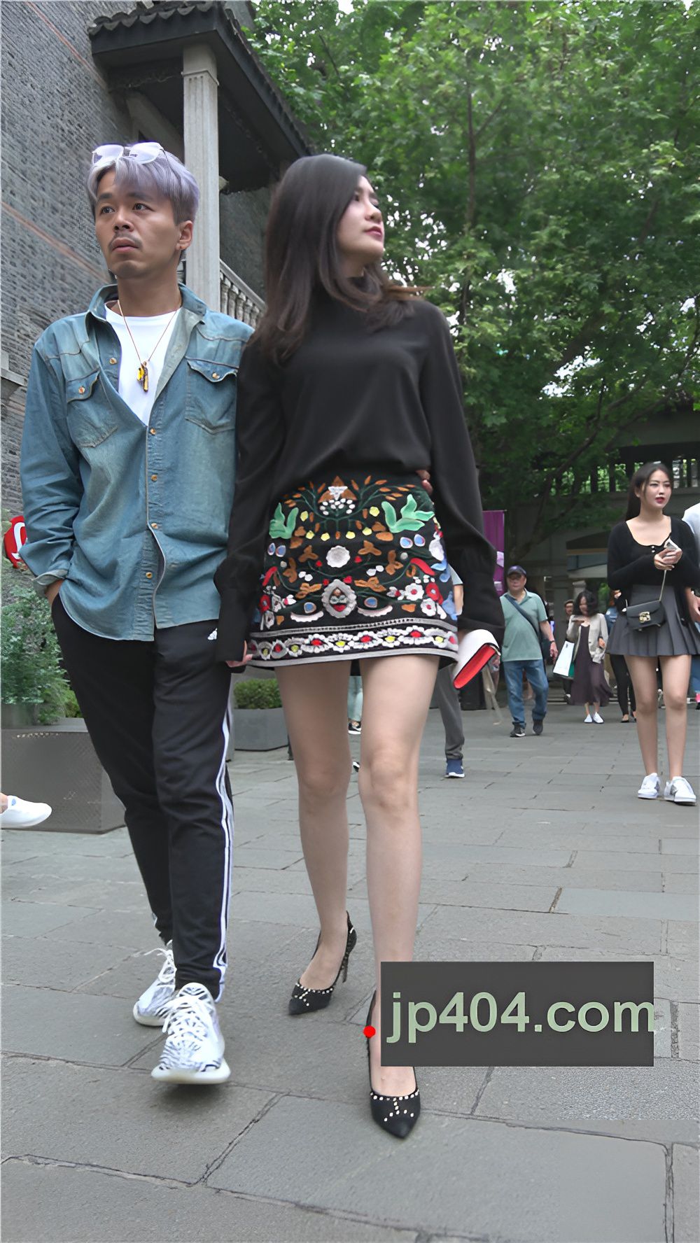 漂亮的花裙气质美女[1.02G/MP4]