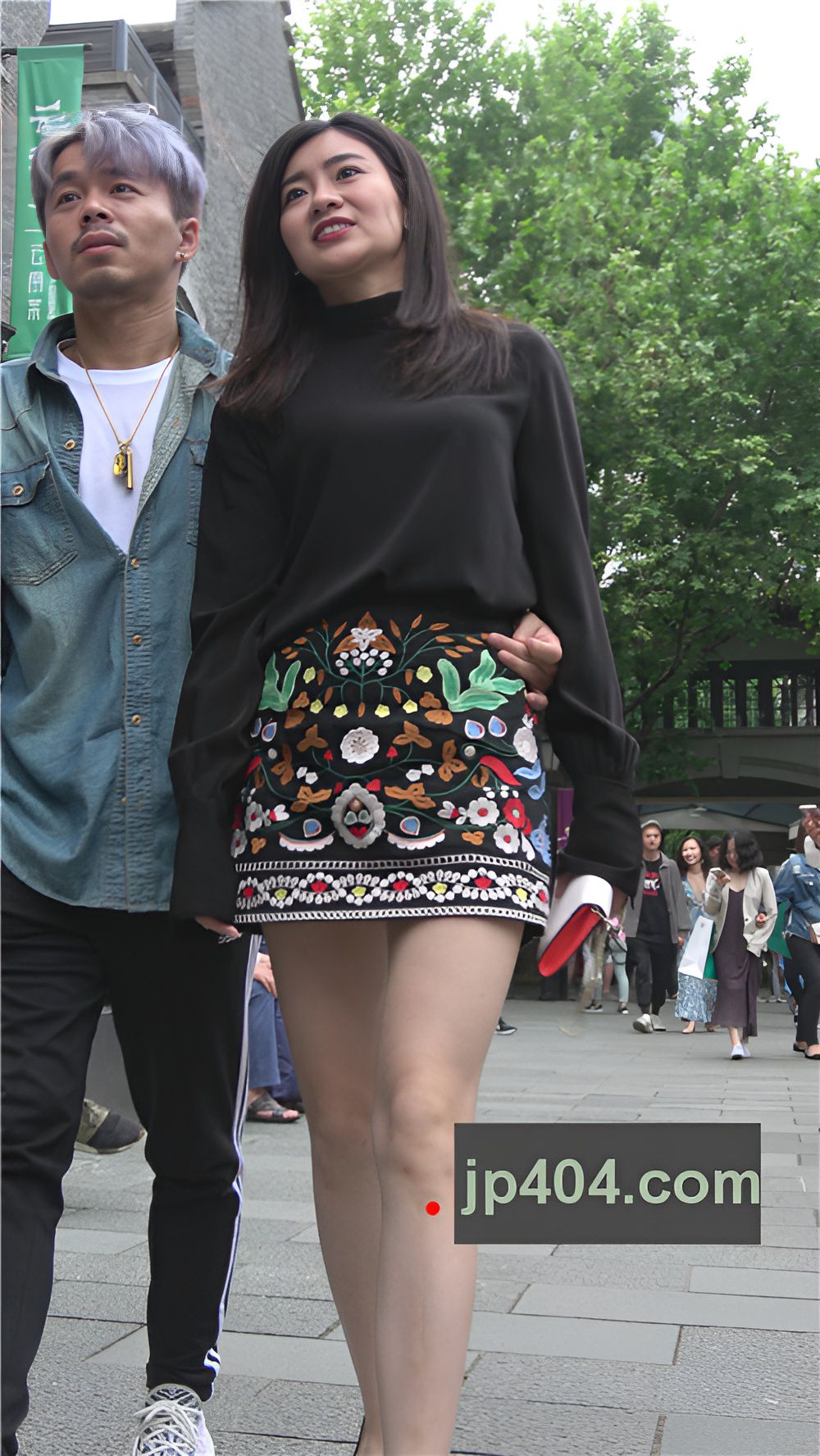 漂亮的花裙气质美女[1.02G/MP4]