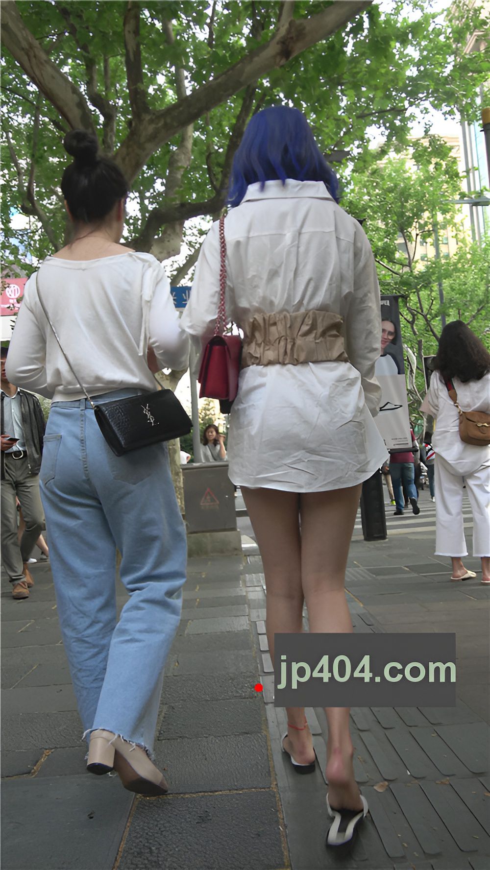 蓝色短发漂亮的美女[1.3G/MP4]