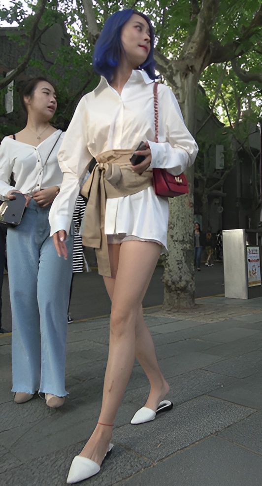 蓝色短发漂亮的美女[1.3G/MP4]