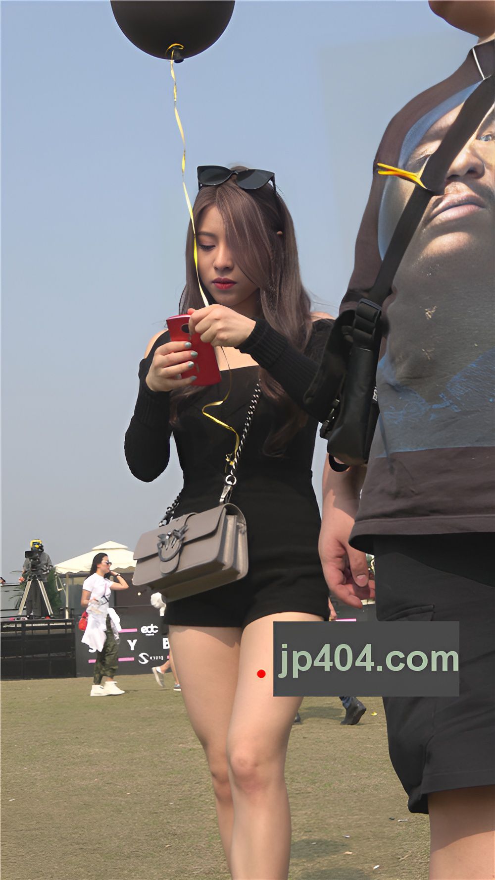 拿着气球的黑色高腰短裤美女[1.59G/MP4]