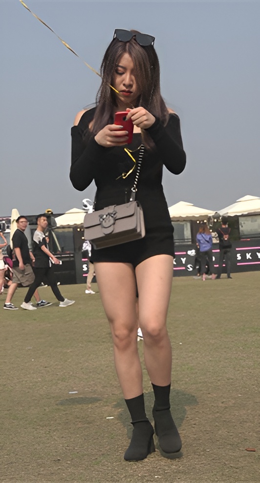 拿着气球的黑色高腰短裤美女[1.59G/MP4]