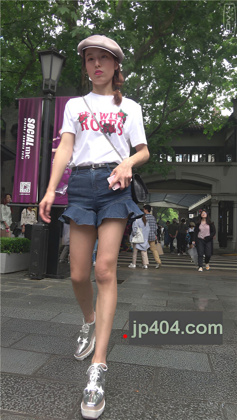 戴着帽子的裤裙美女[1.96G/MP4]