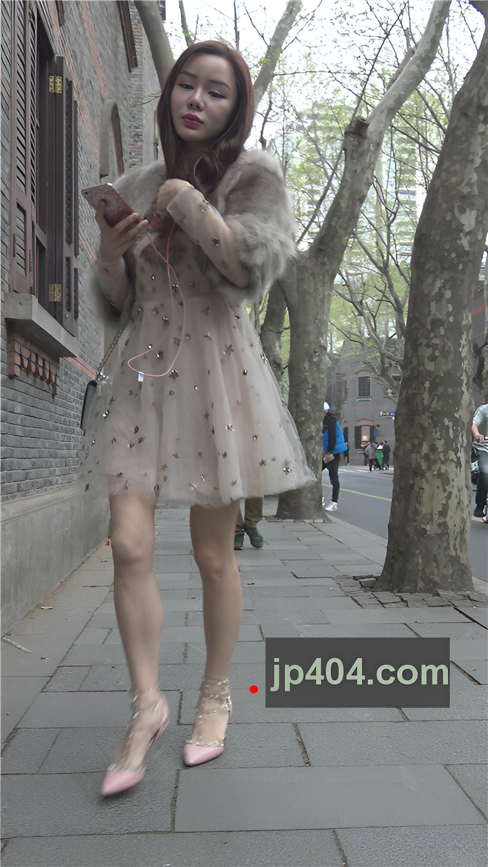 玩手机的漂亮时尚美女[464M/MP4]