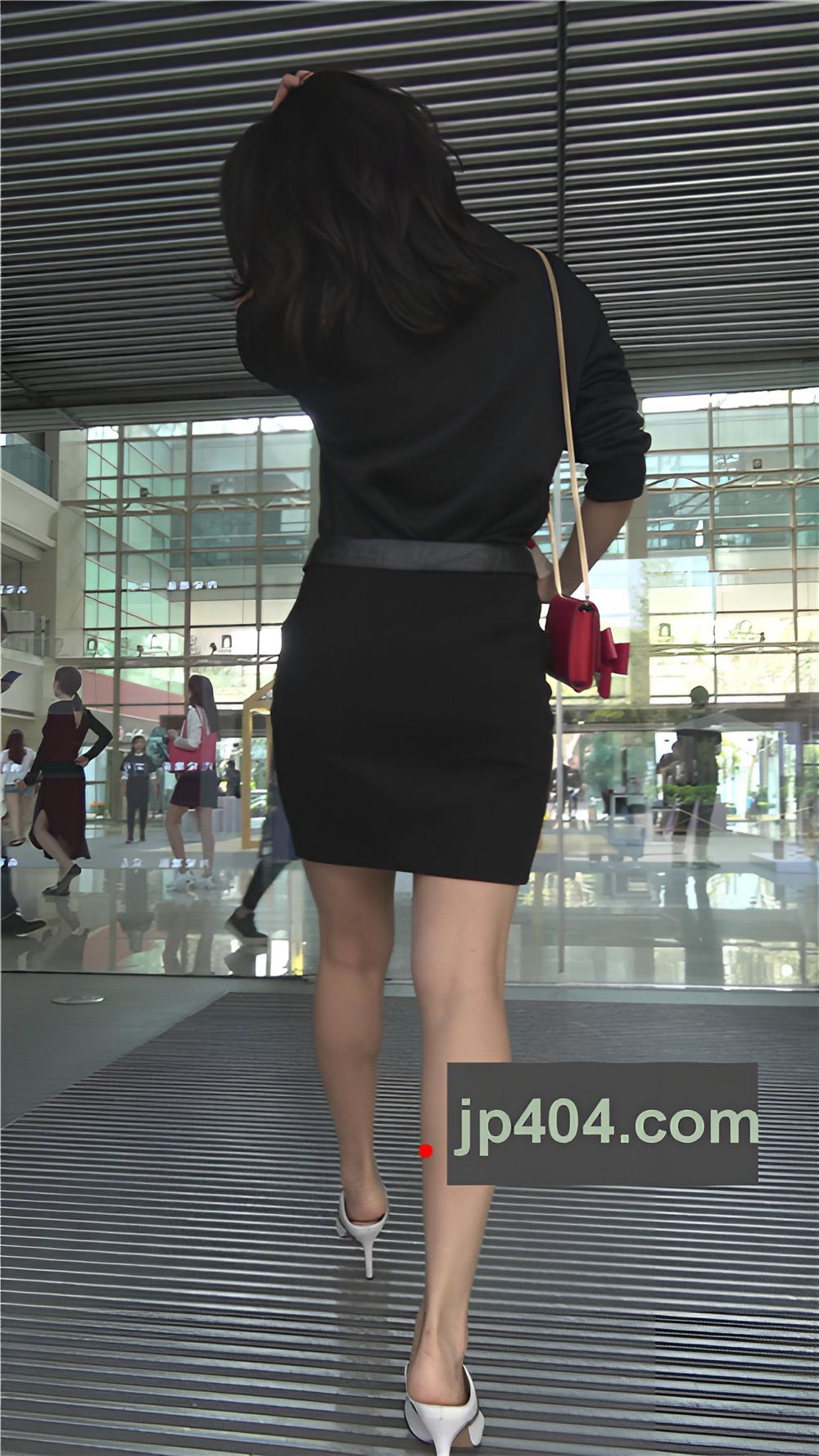 黑色皮裙墨镜美女[1.08G/MP4]