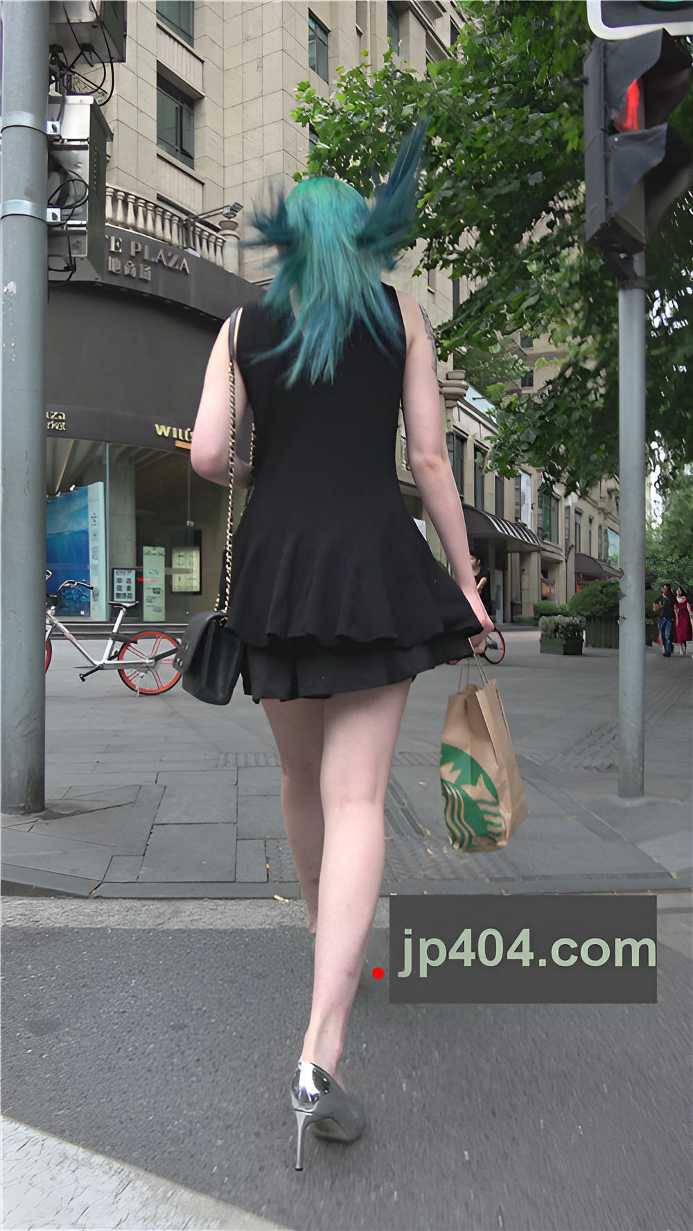 染了头发的黑色连衣裙美女[659M/MP4]