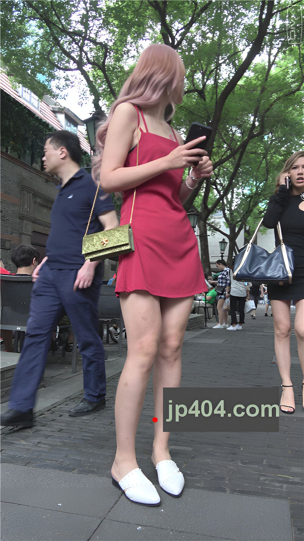 黑色包臀裙和红色吊带俩美女[1.13G/MP4]