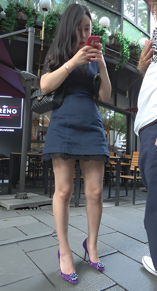 蓝色连衣裙美女[702M/MP4]