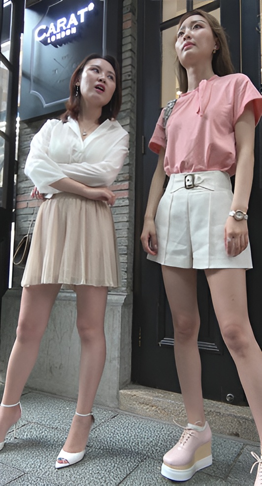 路边两个聊天的小姐姐[1.22G/MP4]