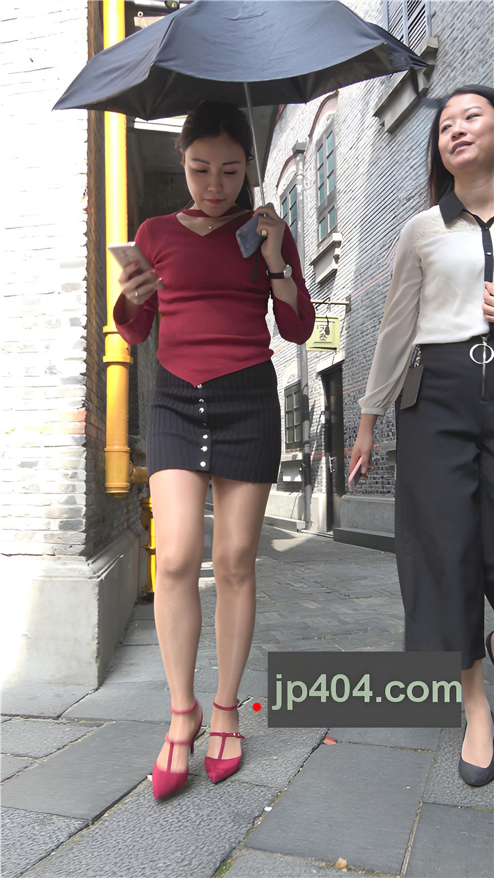 打着伞的红衣小姐姐[1.56G/MP4]