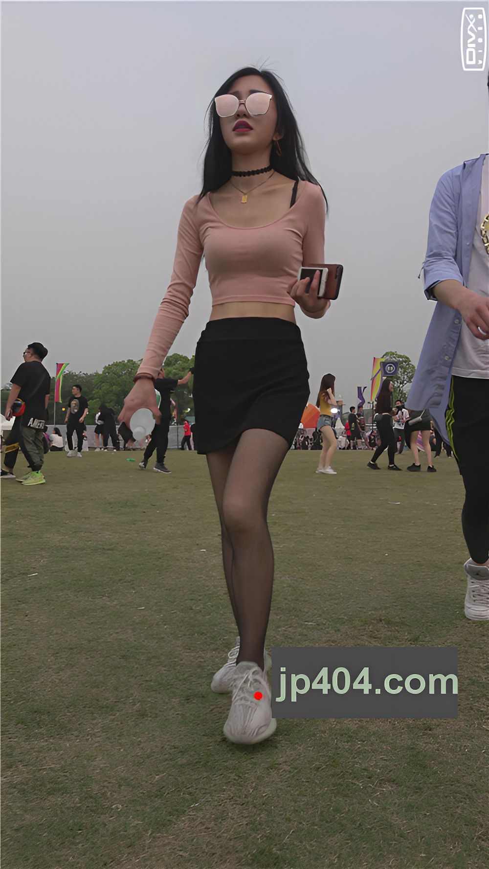 戴着墨镜的黑丝小姐姐[947M/MP4]