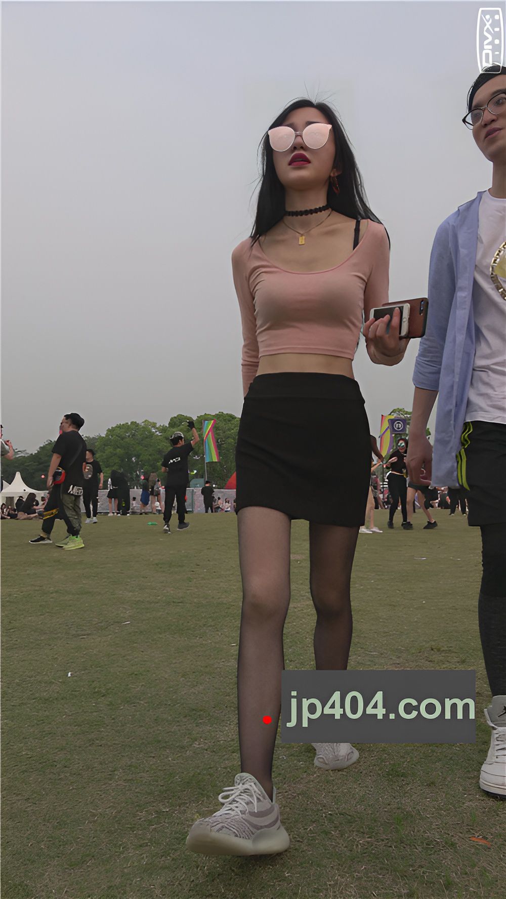 戴着墨镜的黑丝小姐姐[947M/MP4]