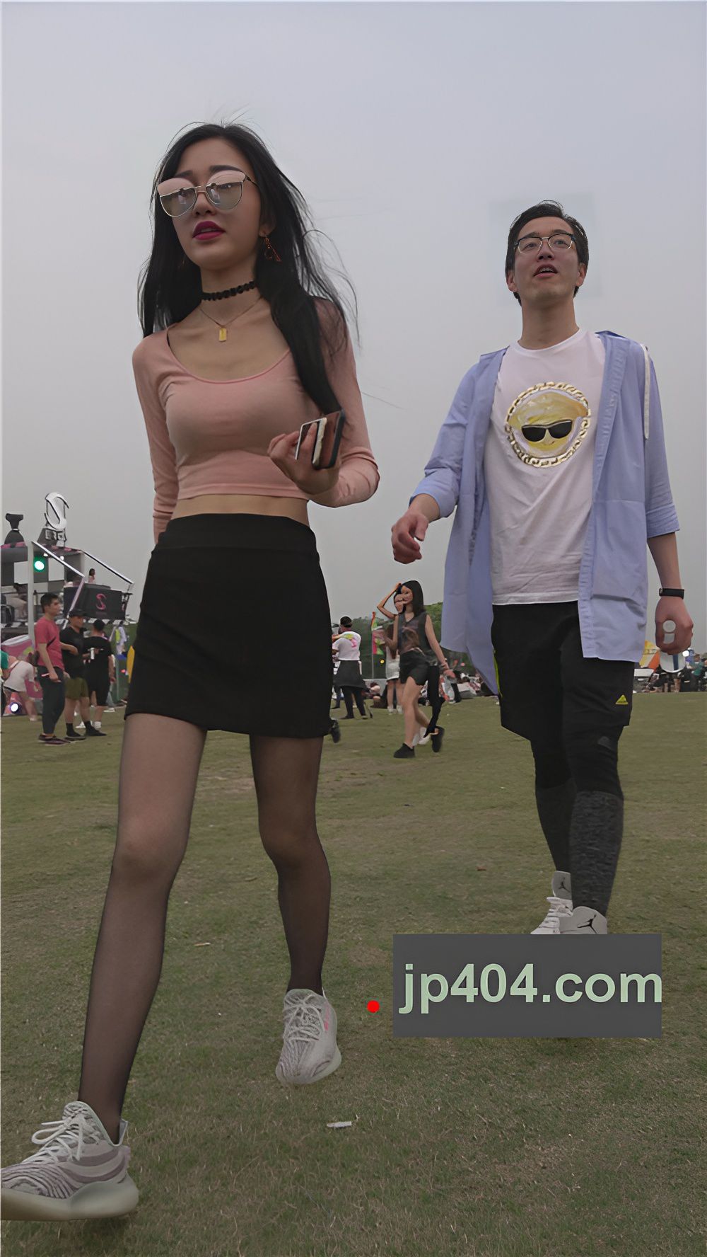 戴着墨镜的黑丝小姐姐[947M/MP4]