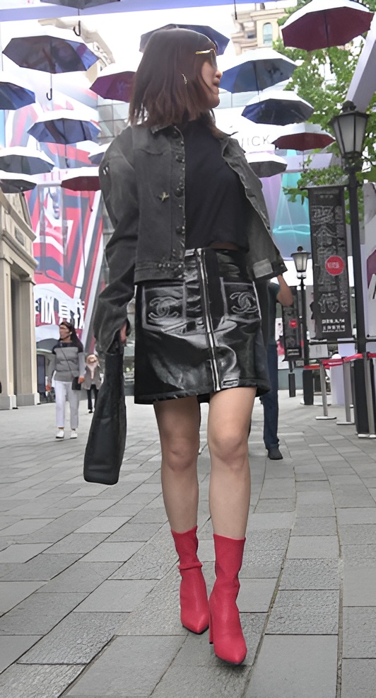 红鞋皮裙妹子[1.12G/MP4]