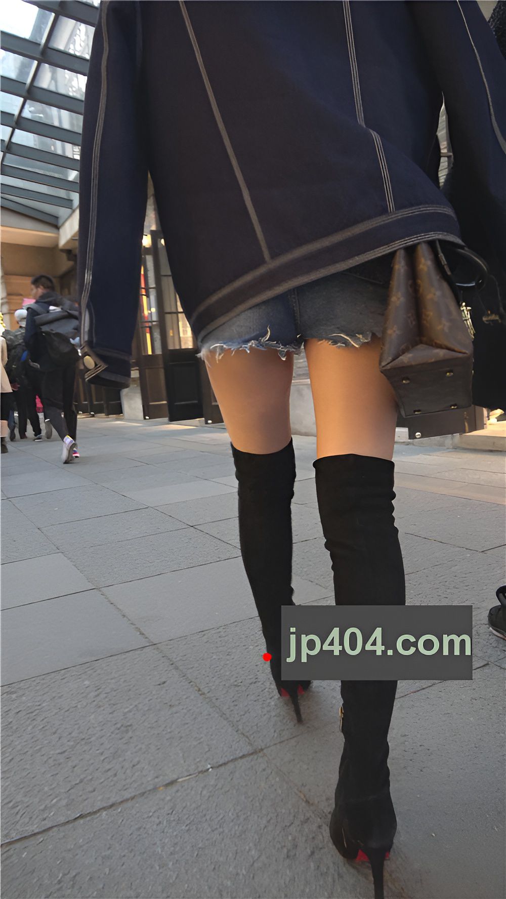 黑色高靴小姐姐[2.05G/MP4]