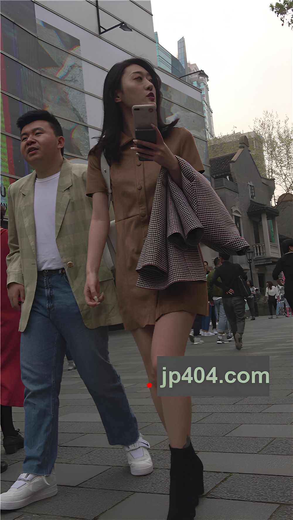 棕色连衣裙小姐姐[836M/MP4]