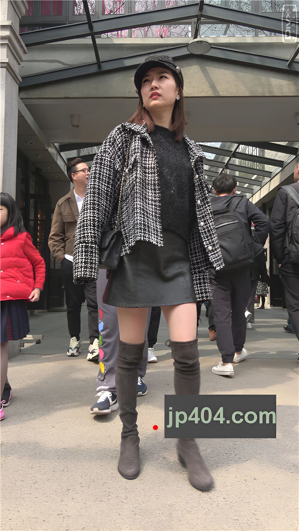 街拍高靴皮裙小姐姐[599M/MP4]