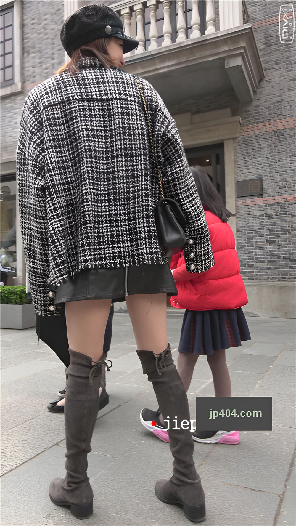 街拍高靴皮裙小姐姐[599M/MP4]