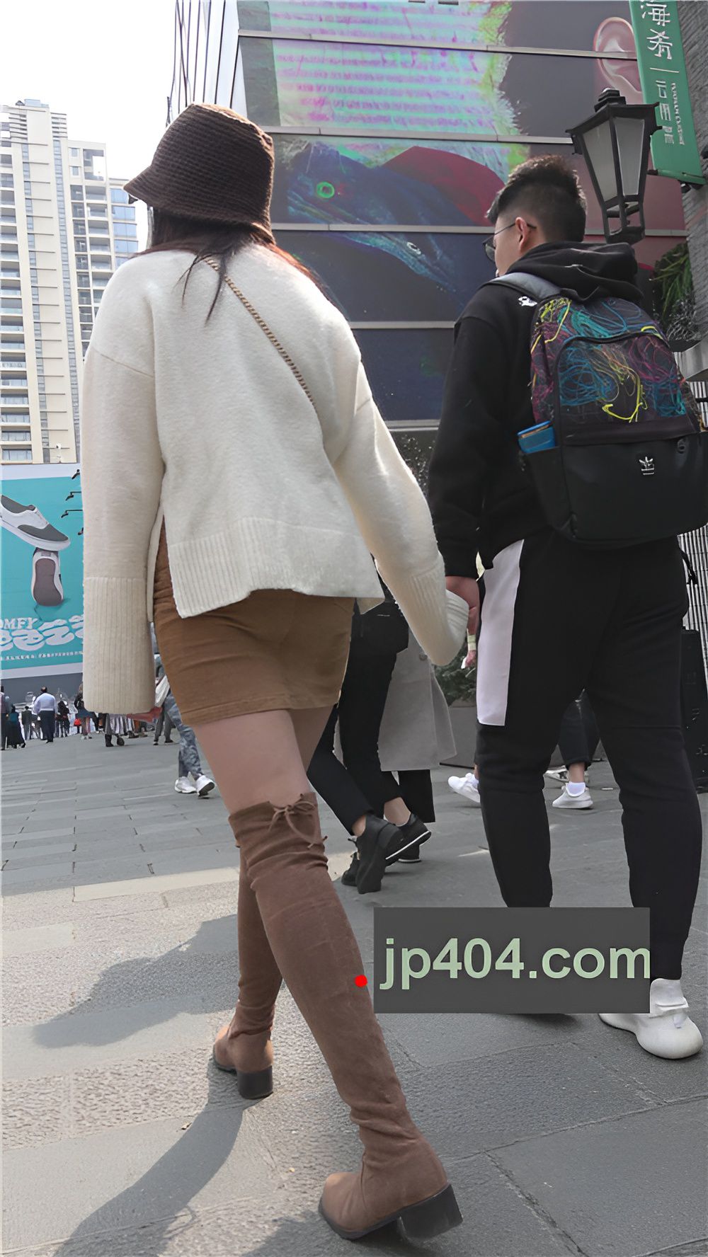 漂亮还有气质的高靴美女[823M/MP4]